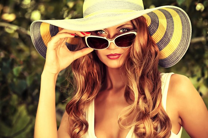 Kvinde med hat, solbriller og sommer/natkjole